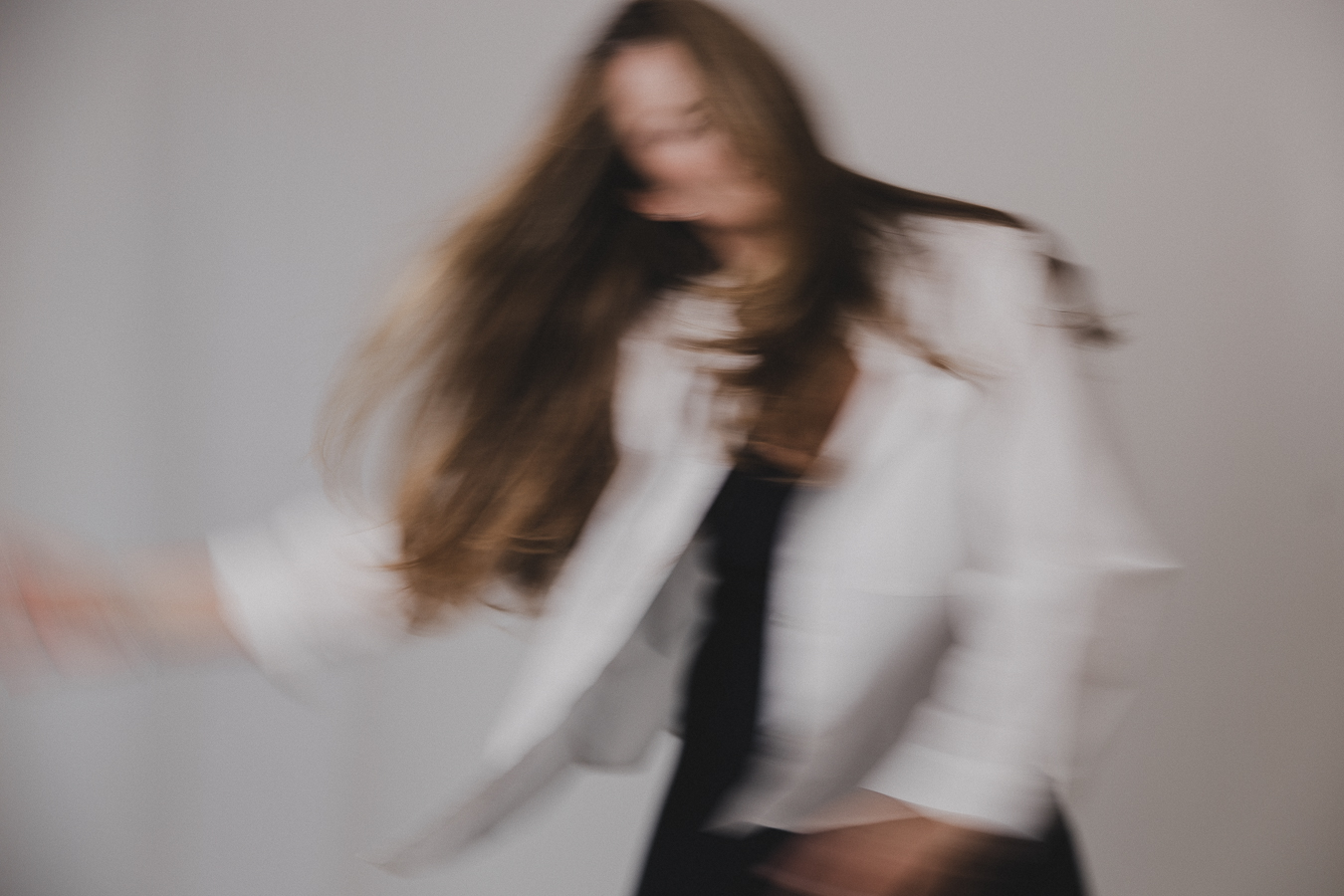 Amandine en mouvement, veste blanche, jupe noire, portrait dynamique