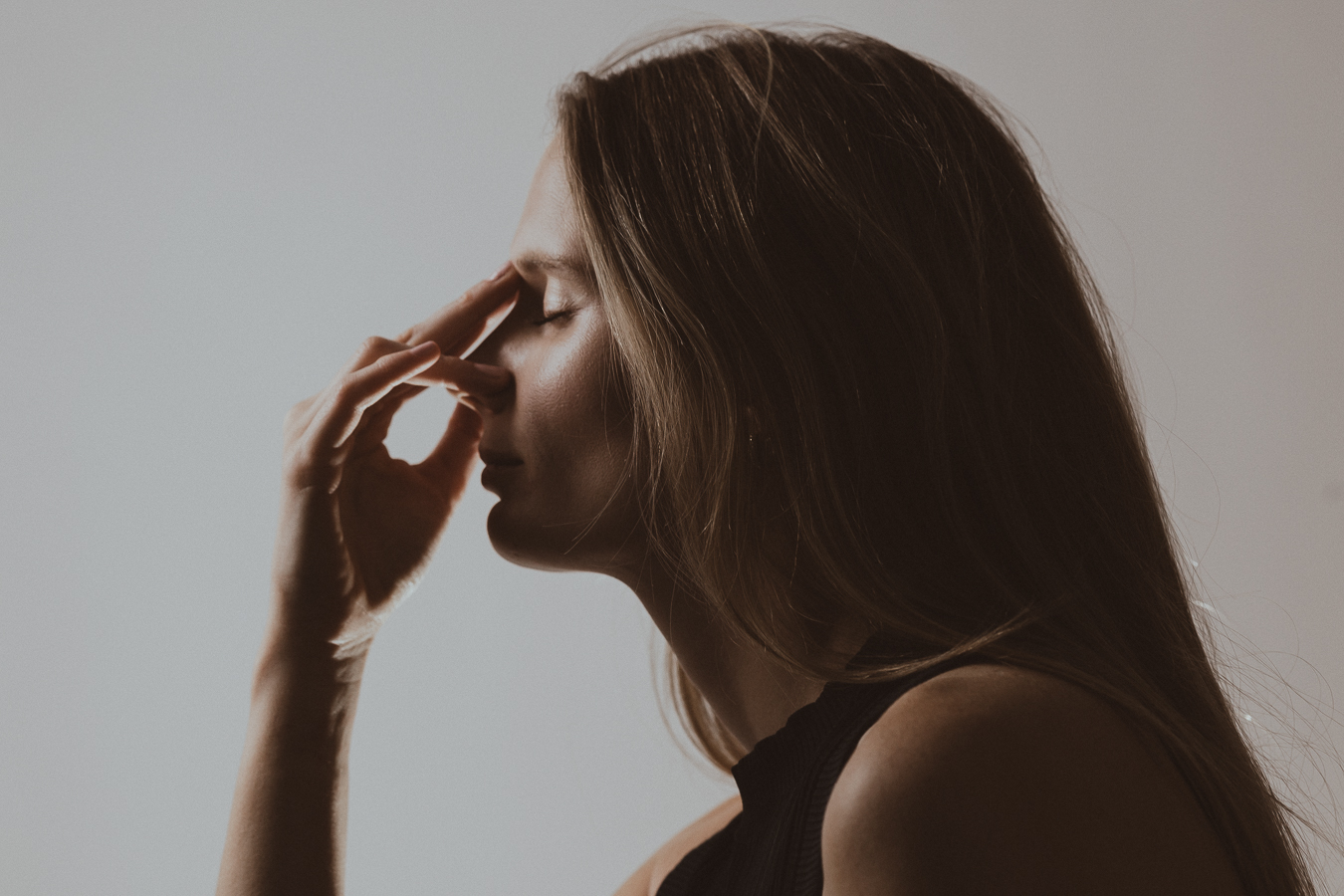 Respiration alternée de profil, doigts posés sur les narines, yeux fermés